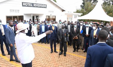 Rukungiri FDC honcho John Kashobera crosses to NRM, meets Museveni alongside 100 new converts