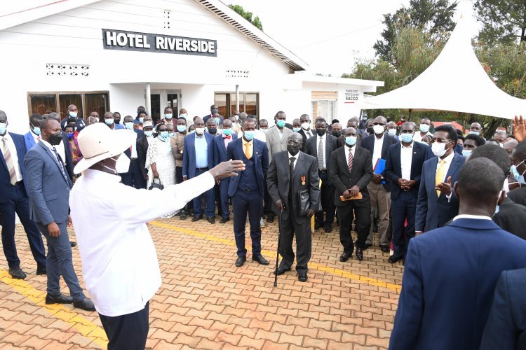 Rukungiri FDC honcho John Kashobera crosses to NRM, meets Museveni alongside 100 new converts